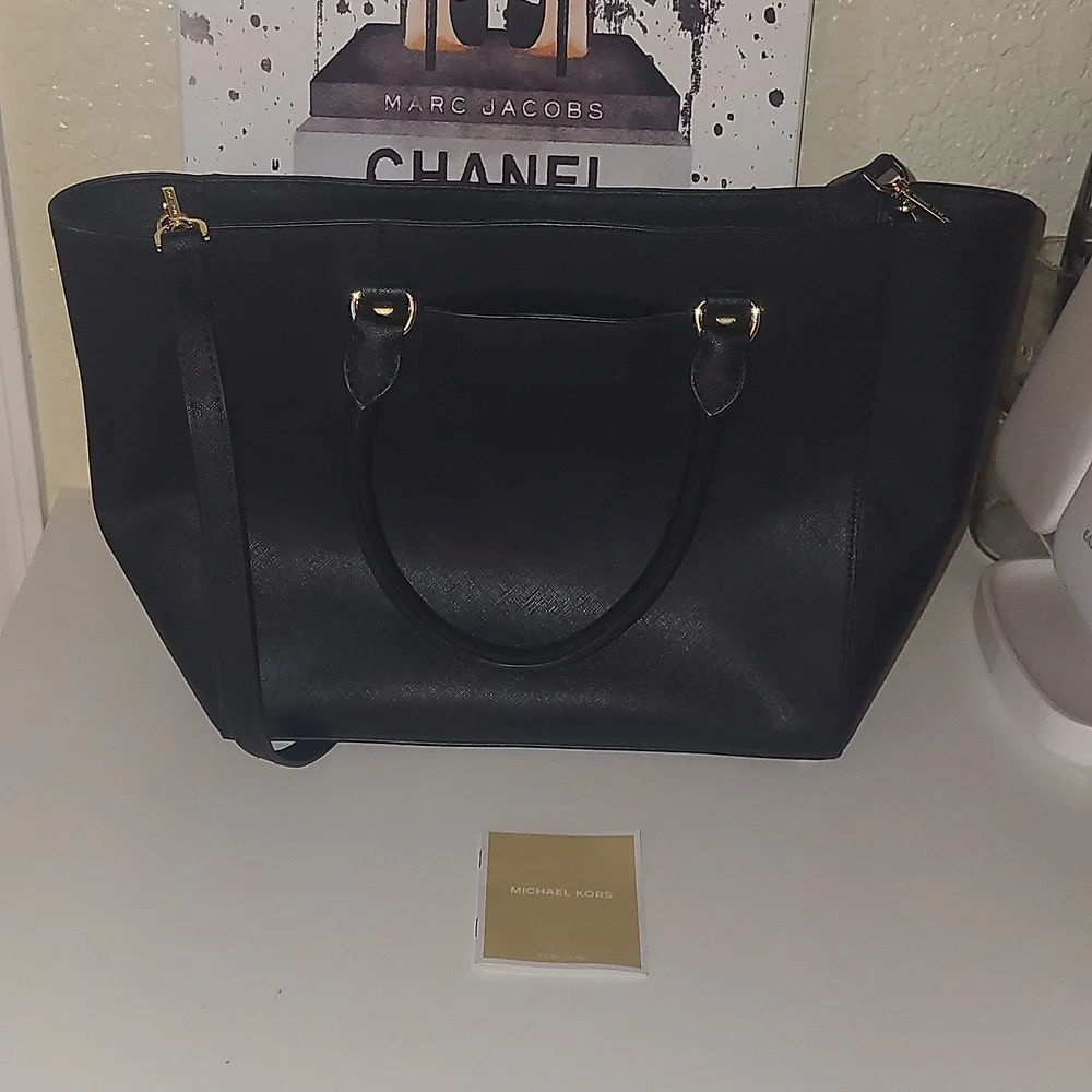 Michael Michael Kors Sandrine black saffiano leather gold stud LG to… - Picture 3 of 12